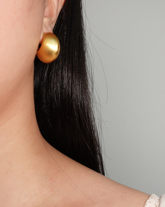 Pendientes dorados con gotas de agua gruesas