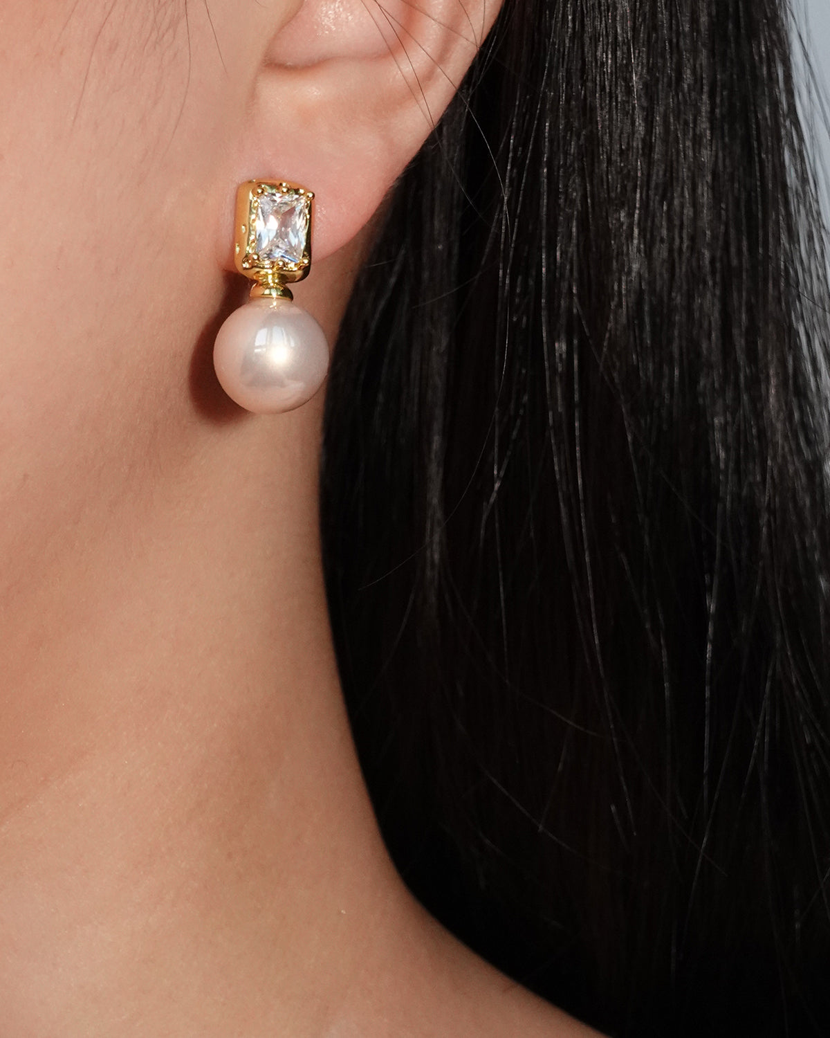 Pendientes colgantes clásicos de perla dorada