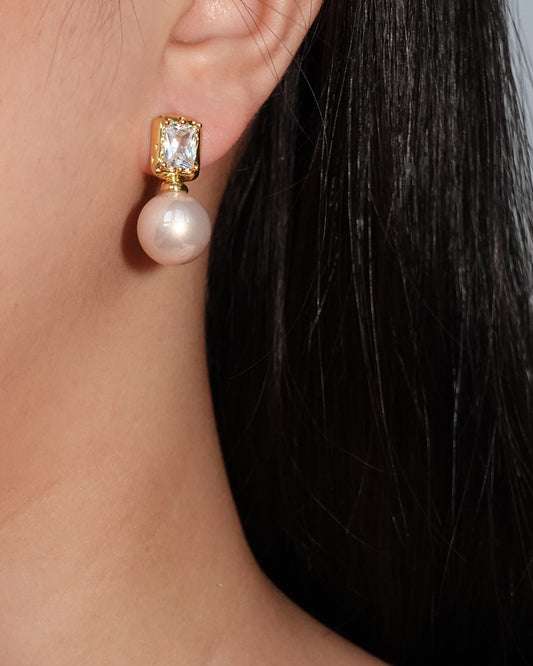 Pendientes colgantes clásicos de perla dorada