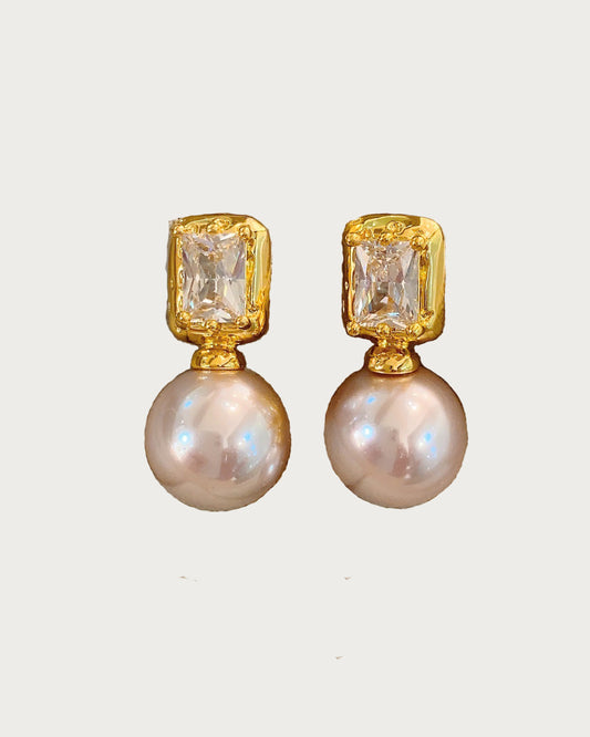 Pendientes colgantes clásicos de perla dorada