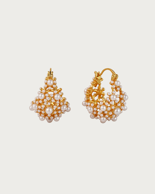 Pendientes de aro dorados con perlas blancas y cuentas de charm