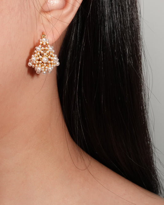 Pendientes de aro dorados con perlas blancas y cuentas de charm