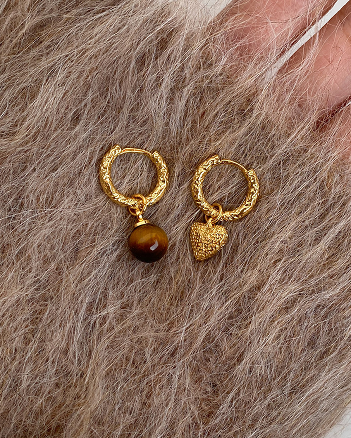 Pendientes de aro dorados y marrones con corazón de piedra de ojo de tigre