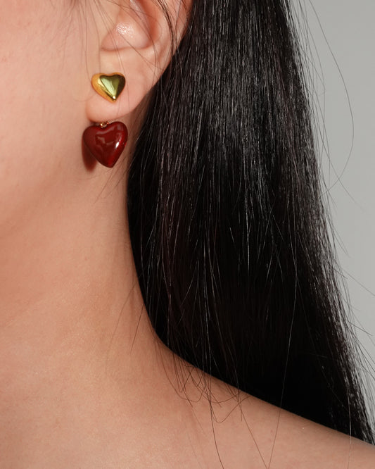 Pendientes dorados con forma de corazón rojo