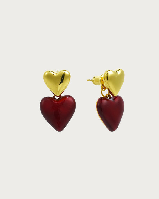 Pendientes dorados con forma de corazón rojo
