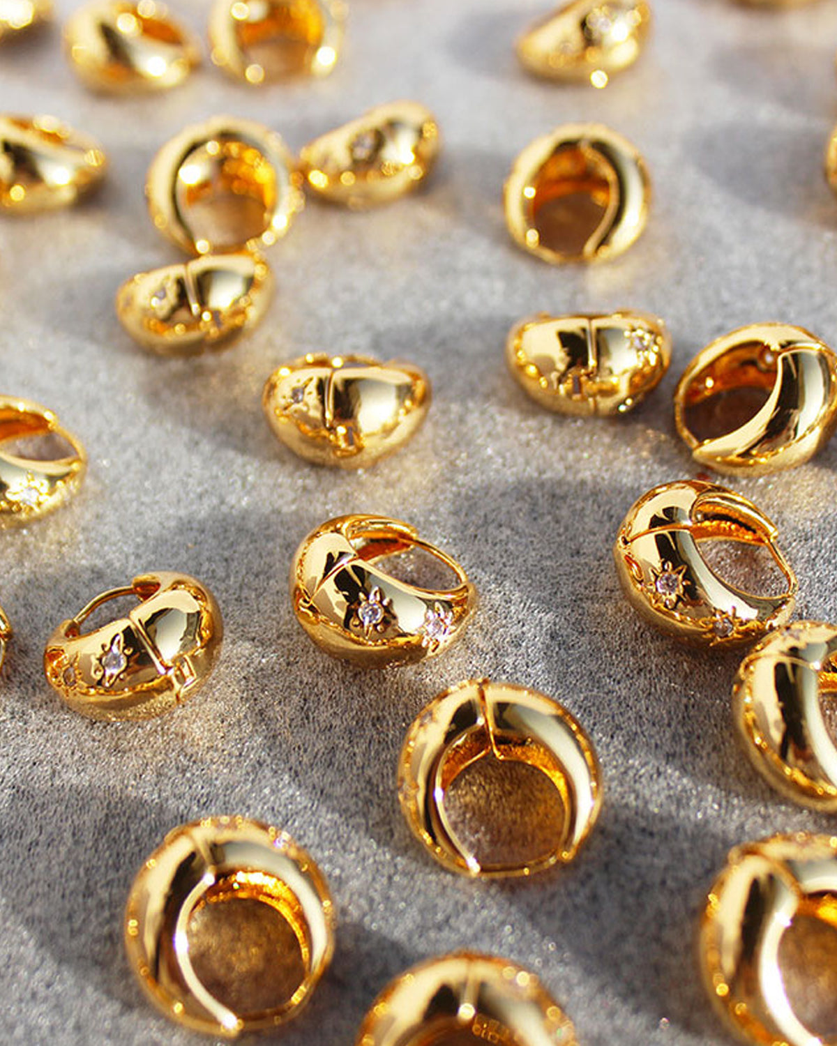 Pendientes de aro dorados con gotas de agua