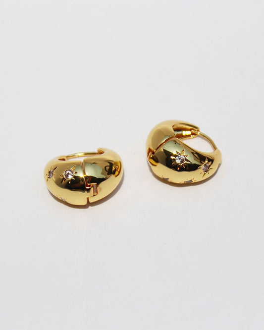 Pendientes de aro dorados con gotas de agua