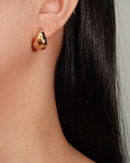 Pendientes de aro dorados con gotas de agua