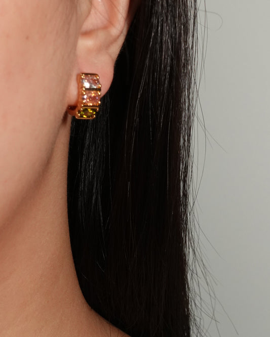 Pendientes de aro dorados huecos con piedras de colores