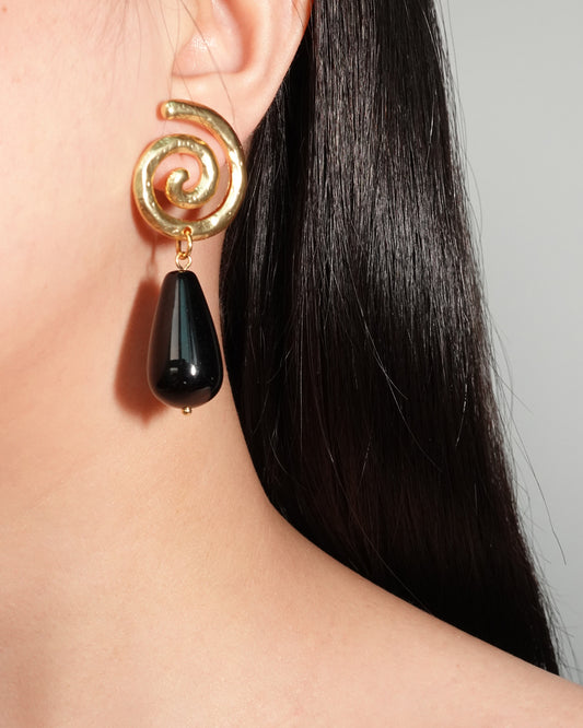 Pendientes colgantes dorados de obsidiana negra