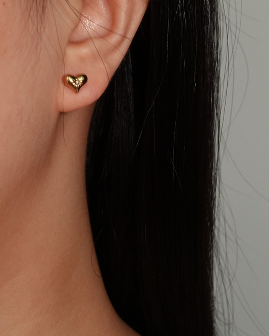 Pendientes dorados con pequeños corazones brillantes