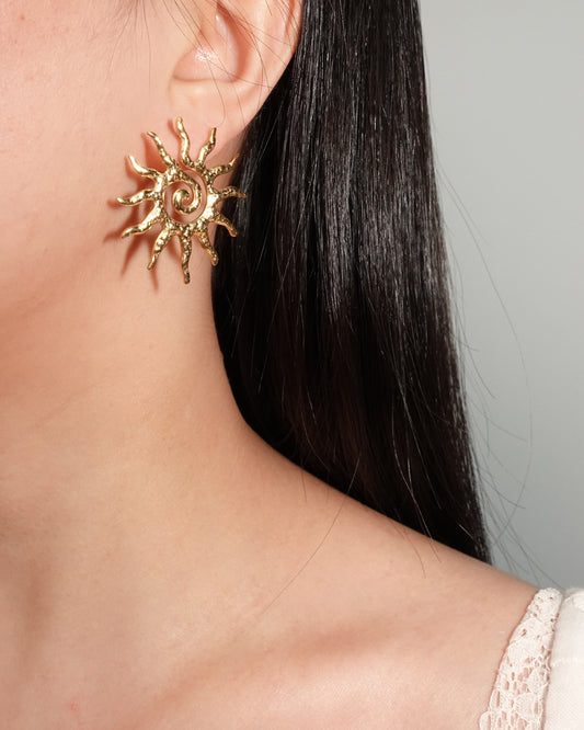 Pendientes bohemios dorados con forma de sol