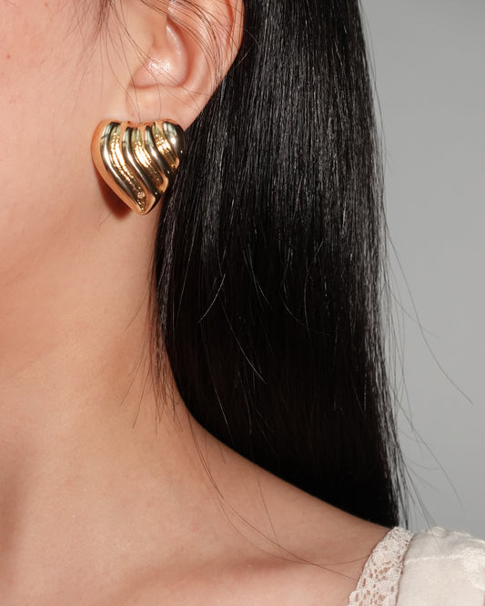 Pendientes dorados con forma de corazón acanalado
