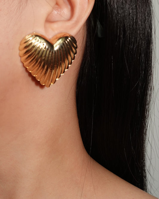 Pendientes dorados con forma de corazón acanalado retro
