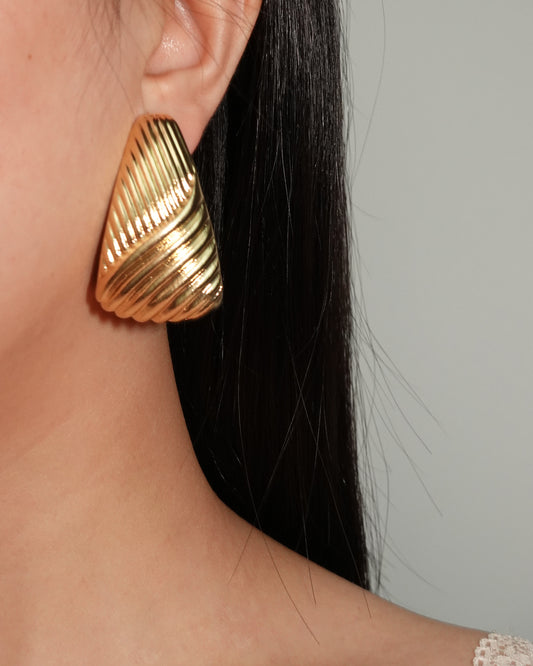 Pendientes triangulares dorados en relieve