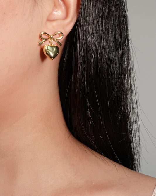 Pendientes dorados con forma de corazón y pajarita
