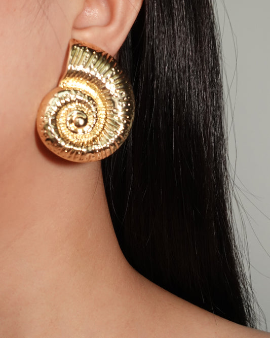 Pendientes dorados con forma de caracol