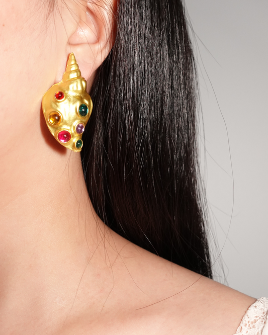Pendientes dorados de caracola gruesa y colorida