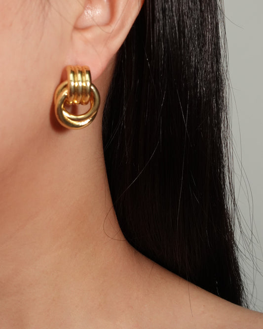 Pendientes dorados triples apilados