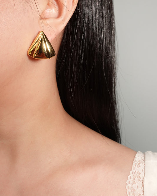 Pendientes triangulares dorados