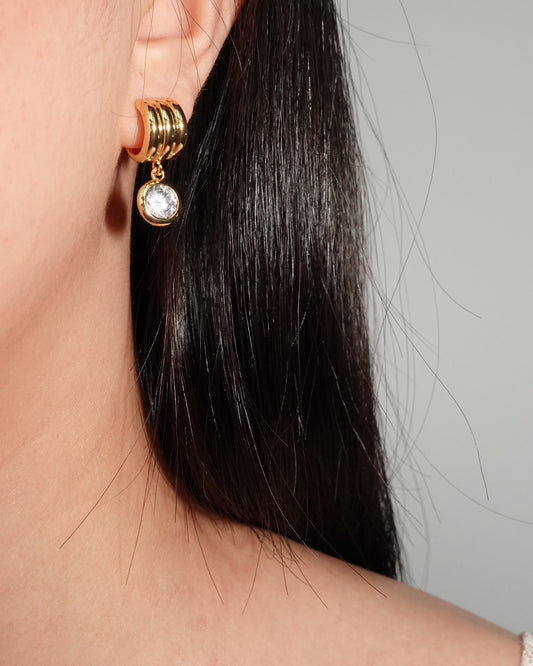 Pendientes de aro dorados con triple hilera de charms