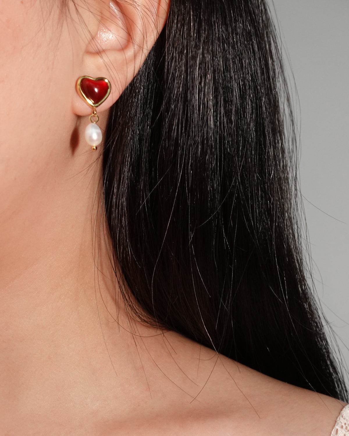 Pendientes colgantes dorados con perla de corazón rojo