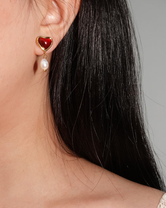 Pendientes colgantes dorados con perla de corazón rojo