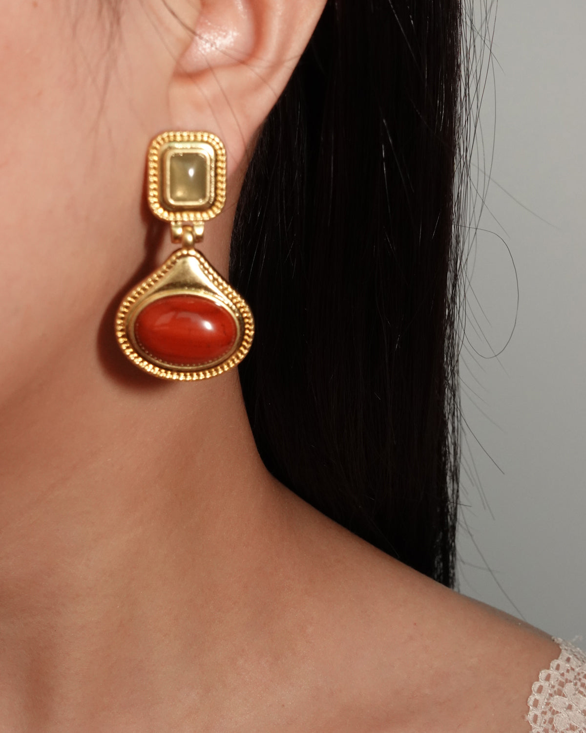 Pendientes vintage dorados de piedra natural