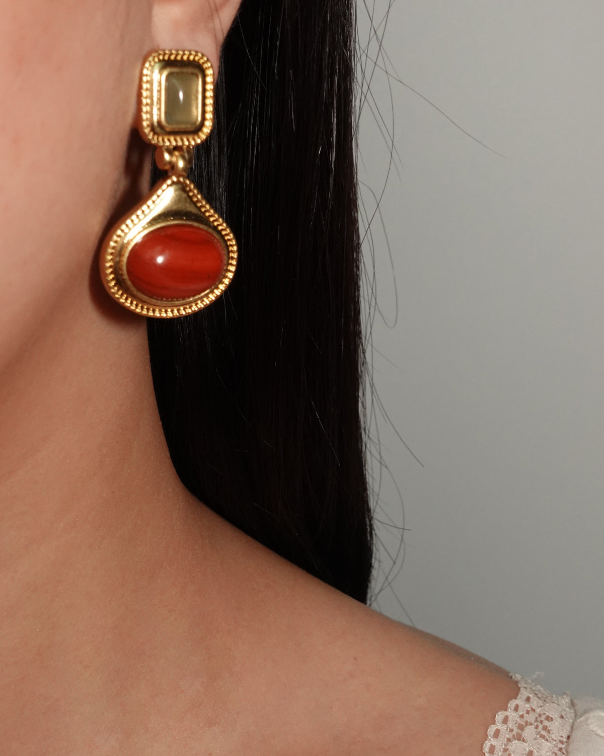 Pendientes vintage dorados de piedra natural