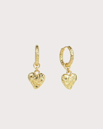Pendientes de aro dorados con forma de corazón