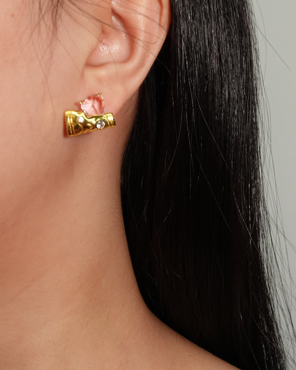 Pendientes dorados con forma de corazón rosa caramelo