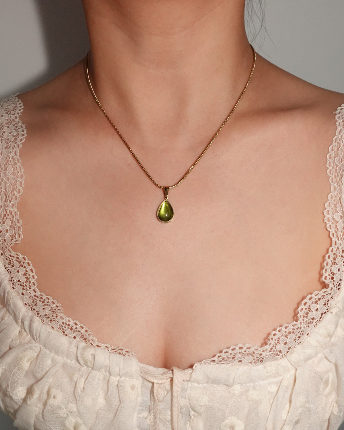 Collar con colgante de gota de agua verde dorado