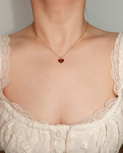 Collar con colgante dorado de corazón rojo
