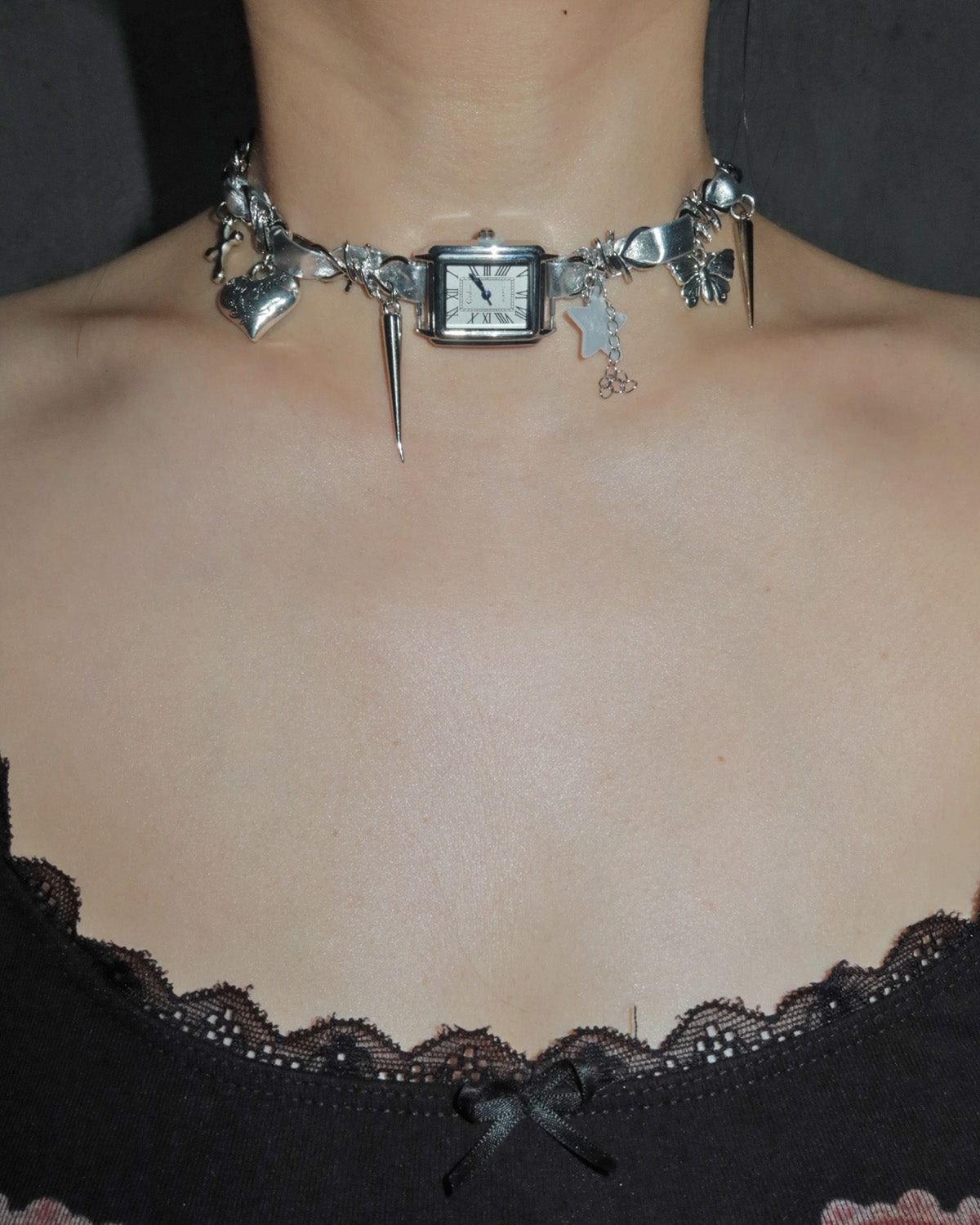 Gargantilla de plata con forma de corazón y reloj