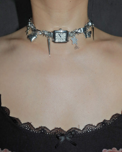 Gargantilla de plata con forma de corazón y reloj