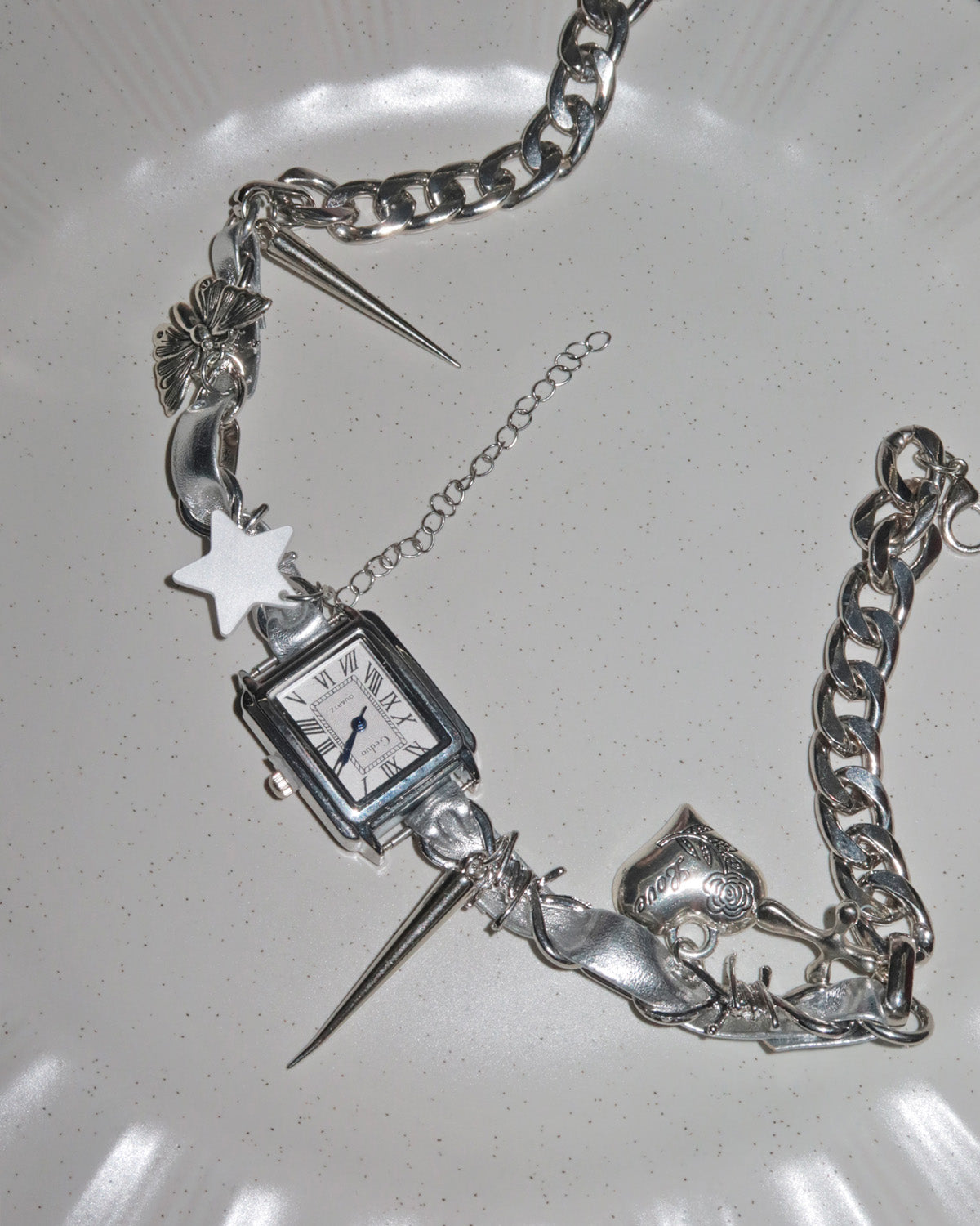 Gargantilla de plata con forma de corazón y reloj