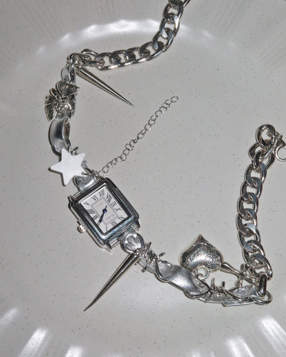 Gargantilla de plata con forma de corazón y reloj