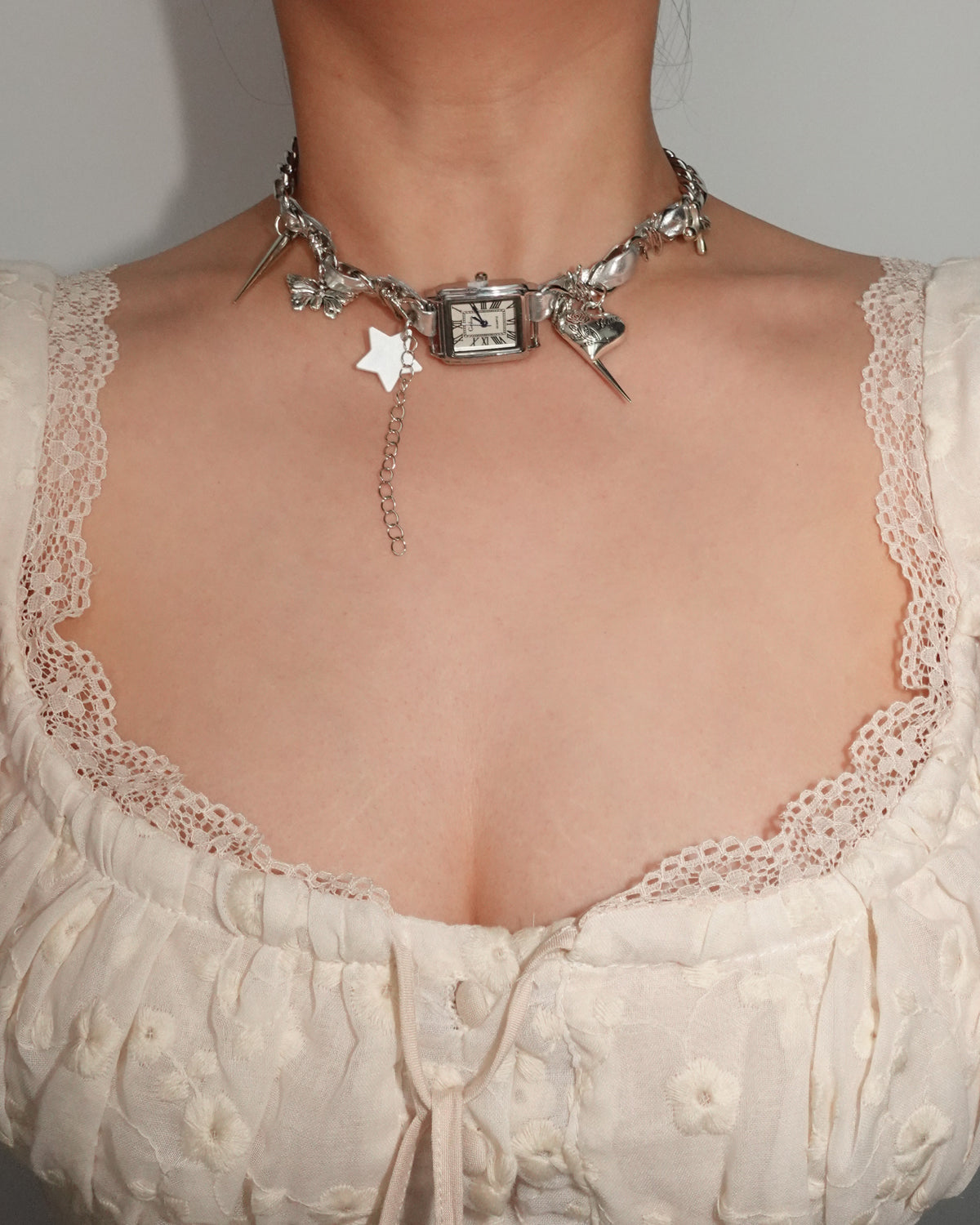 Gargantilla de plata con forma de corazón y reloj