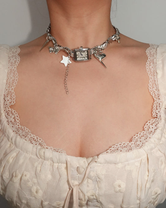 Gargantilla de plata con forma de corazón y reloj
