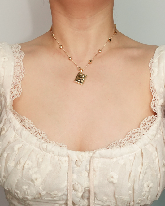 Collar con colgante dorado de medallón de luna con libro de almas gemelas