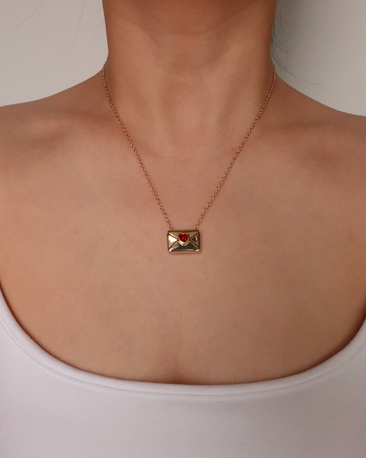 Collar con colgante de letra, corazón, rojo y dorado