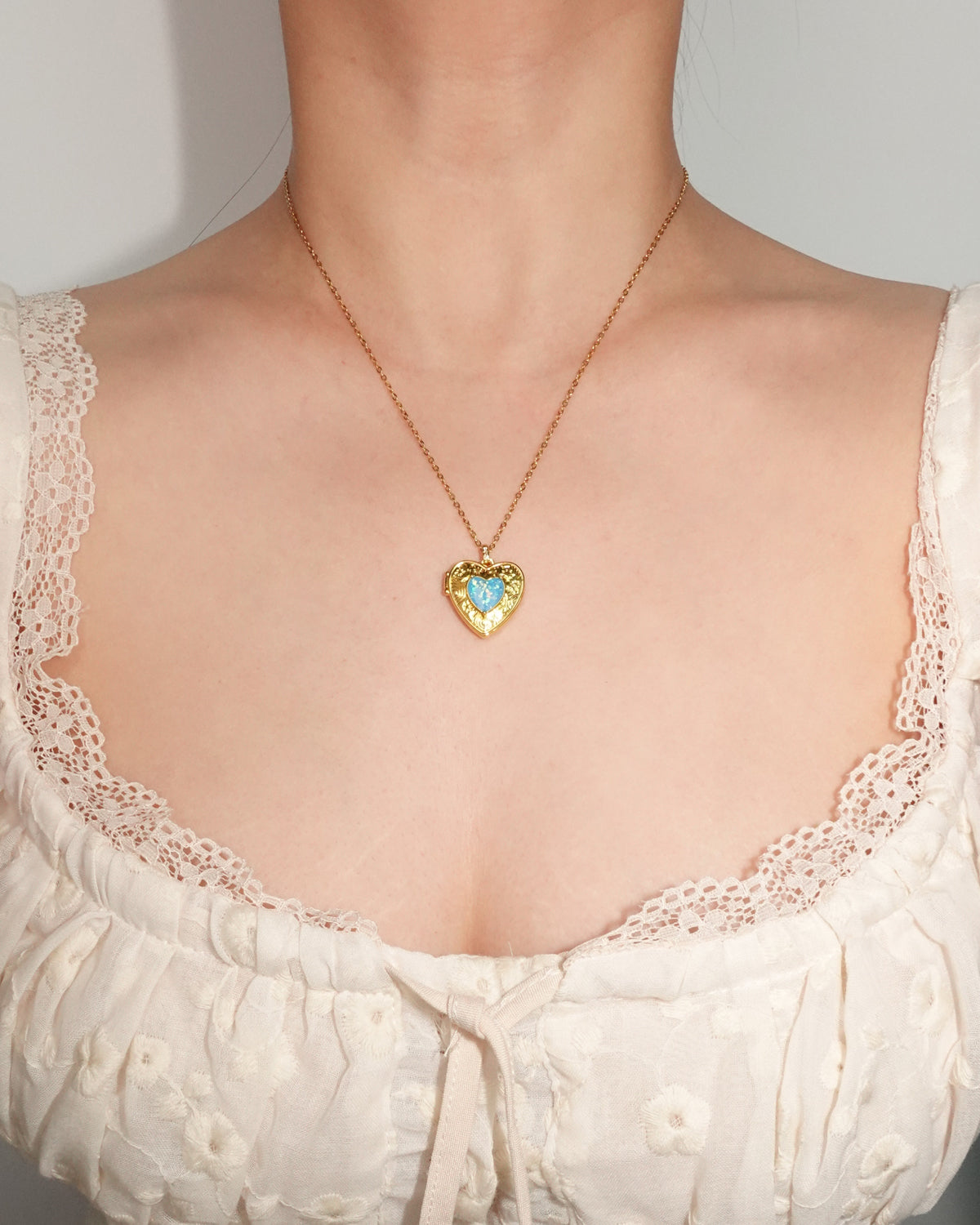 Collar con colgante de corazón azul dorado