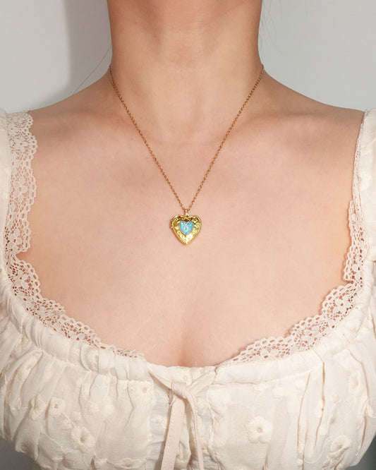 Collar con colgante de corazón azul dorado