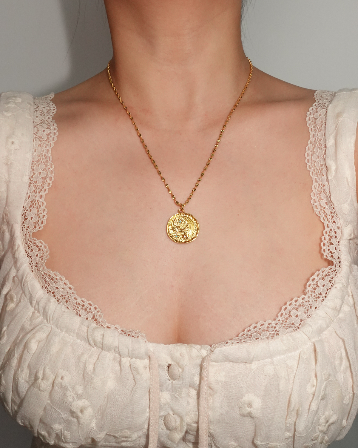 Collar con colgante de luna dorada