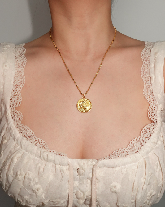 Collar con colgante de luna dorada