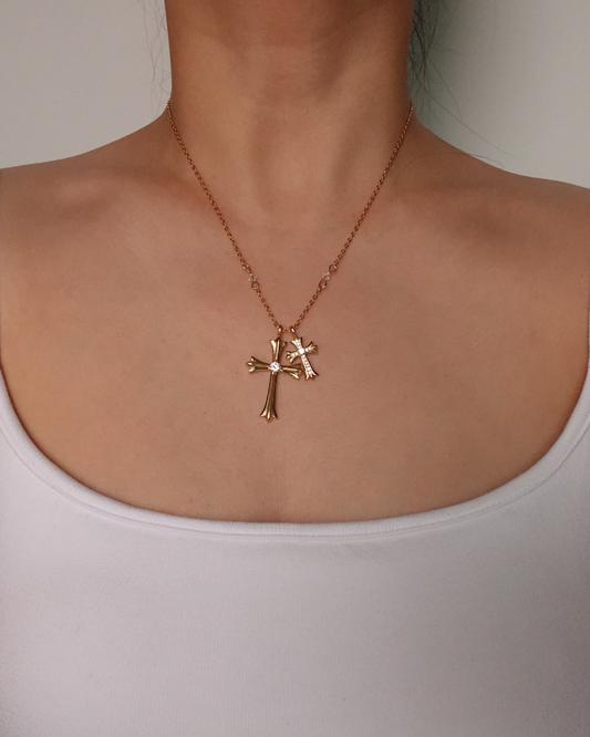 Collar con colgante de doble cruz dorada