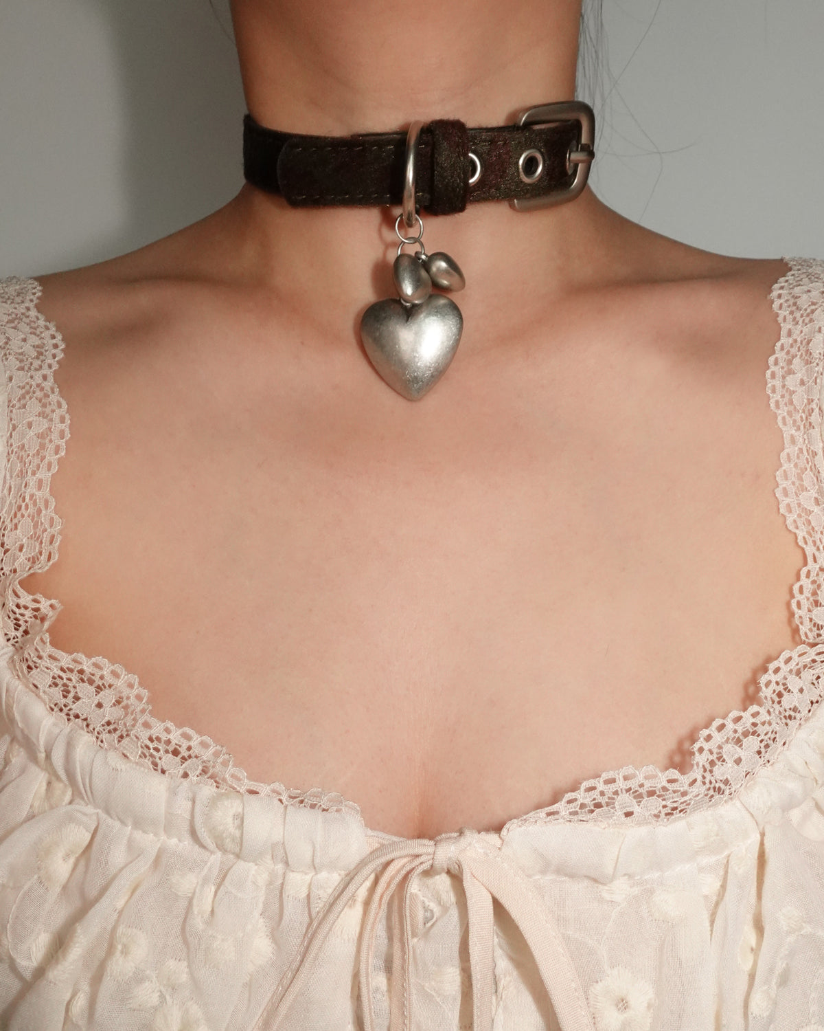 Collar de plata con corazón de camuflaje