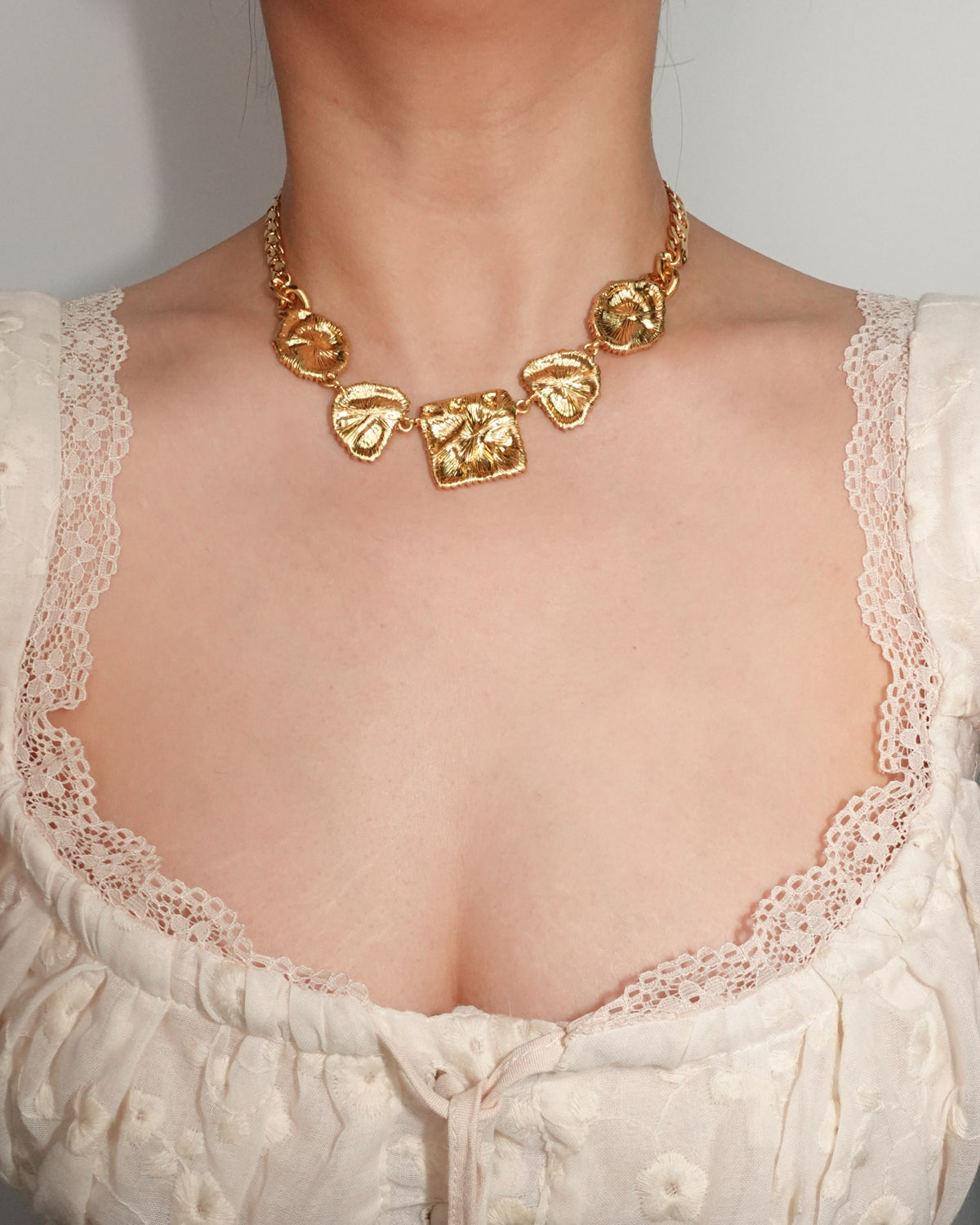 Collar dorado con geometría vintage