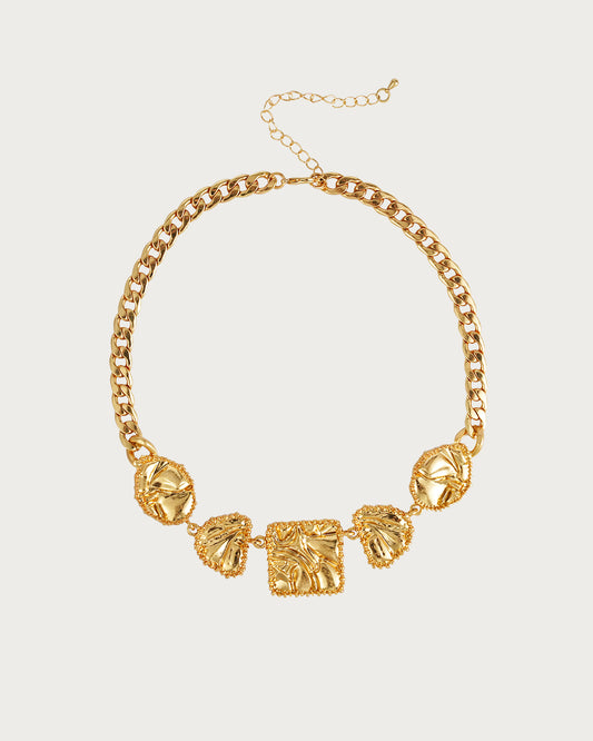 Collar dorado con geometría vintage
