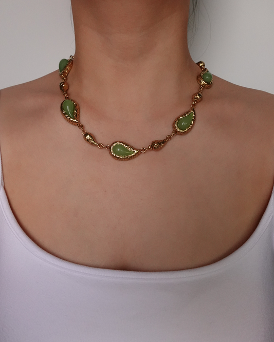 Collar vintage de resina verde y dorado